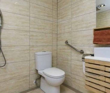 Very central Fully Furnished three bedroom - Photo 4