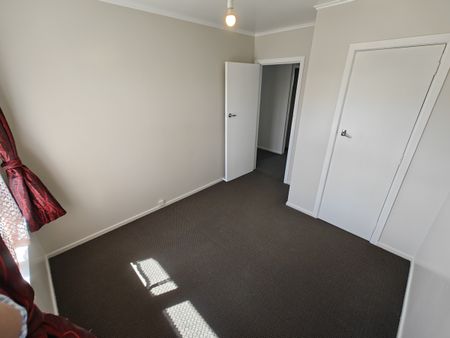 Four bedroom family home in Hillcrest - Photo 4
