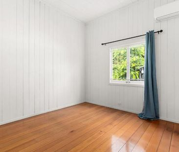 NEWLY FRESHENED HOME WITH DUAL STREET ACCESS&mldr; - Photo 6