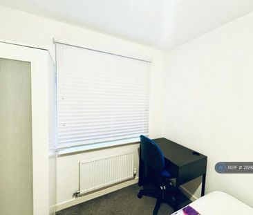 1 bedroom in a house share to rent - Photo 3