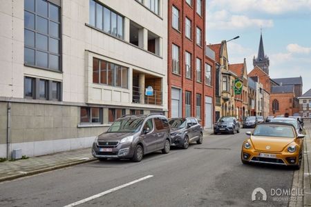 Roeselare-centrum. Modern appartement met 2 slaapkamers, gezellig terras en op een centrale ligging. - Photo 2