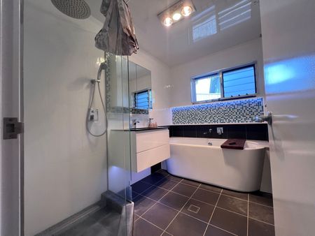 Modern 4 Bedroom Home with Tinaroo Lakefront Views - Photo 4