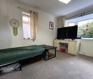 Downview Road, Worthing, BN11 2 bedroom apartment to rent - Photo 2