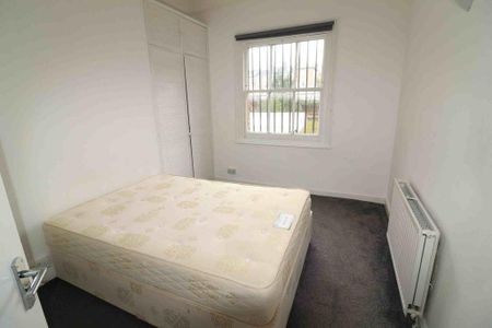 3 bedroom flat to rent - Photo 4