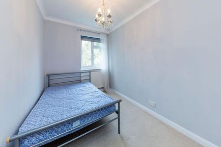 beautiful and spacious 2 double bedroom property on a quiet residential street - Photo 4