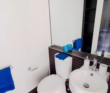 Large 1 Bedroom style 2 - Photo 6