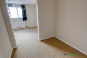 4 BEDROOM House - Detached - Photo 4