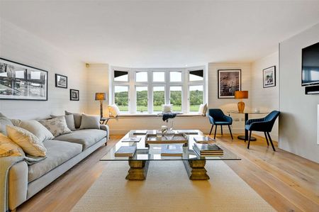 Superb apartment with wonderful views of the River Thames available for Short Let - Photo 2