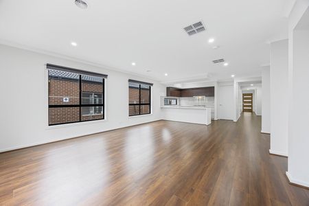 SPACIOUS FAMILY HOME - Photo 3