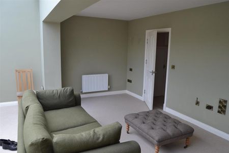 3 bedroom semi-detached house to rent - Photo 2
