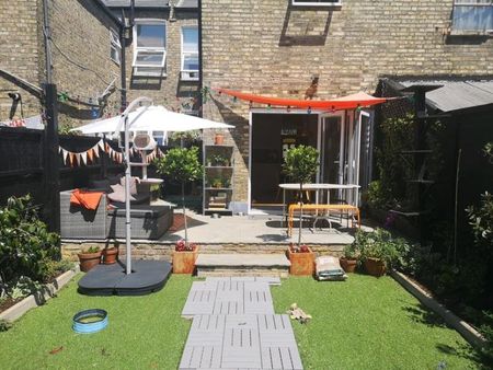 Leytonstone - Comfortable King-Sized Room With Shower Room - Photo 5