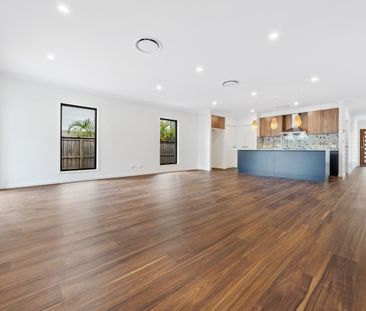 NEAR NEW LUXURY HOME WITH DUCTED AIR-CON - Photo 1