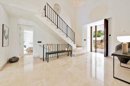 6 bedroom luxury Villa for rent in Nueva Andalucia, Spain - Photo 2