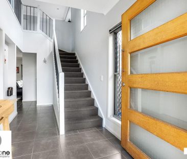 CONTEMPORARY FAMILY HOME IN CONVIENIENT LOCATION! - Photo 1