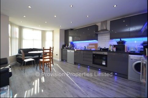 4 Bedroom Flats in Leeds - Photo 1