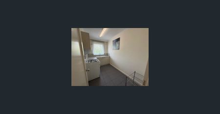 Lovely Renovated 1 Bedroom Flat in Prime Location - Photo 3