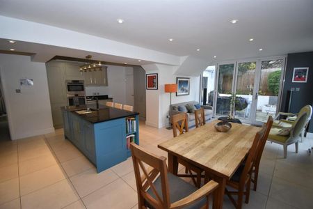 4 bedroom detached house to rent - Photo 2