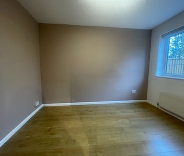 3 bed terraced house to rent in Griffin Close, Slough, SL1 - Photo 4
