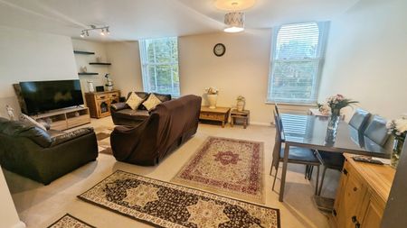 2 bedroom Flat To Let - Photo 2
