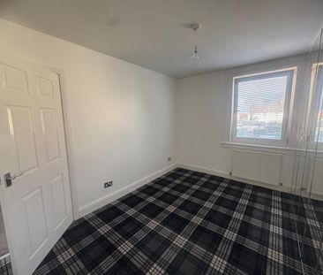 3 bedroom semi-detached villa to rent - Photo 5