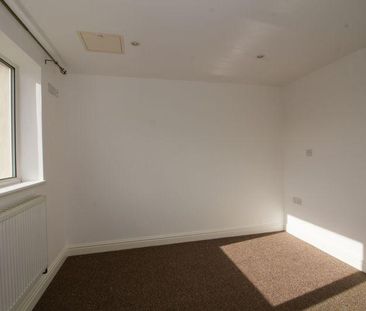 2 bedroom end of terrace house to rent - Photo 5
