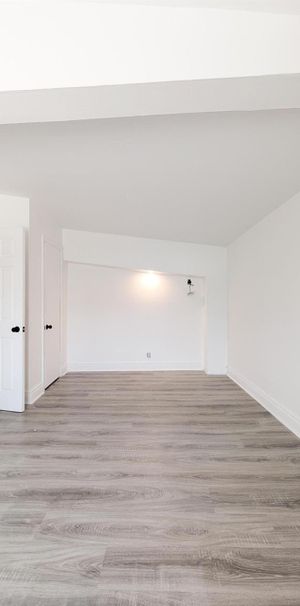 Immeuble - 5891-5901 Boulevard Bourque 4 1/2 à Louer - Photo 1