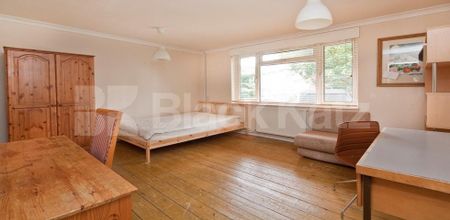 Spacious five double bedroom and three bathrooms with a garden - Photo 5