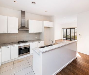 Spacious & Stylish Family Townhouse in Prime Ringwood Location - Photo 3