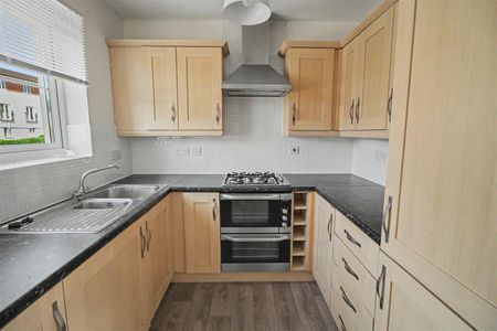 2 Bedroom Flat / Apartment to let - Photo 4
