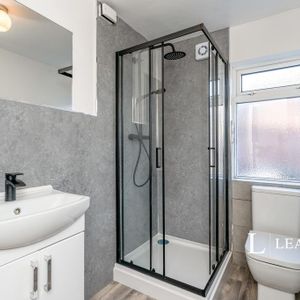 1 bedroom in a house share to rent - Photo 2