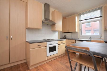 4 bedroom terraced house to rent - Photo 5