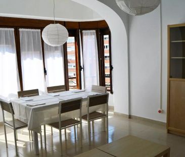 Exterior room with desk in 4-bedroom apartment, Extramurs - Females - Foto 1