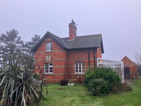 We are delighted to present this three-bedroom detached farmhouse, available from December 2025. Situated north of Grantham, which provides excellent rail and r - Photo 2