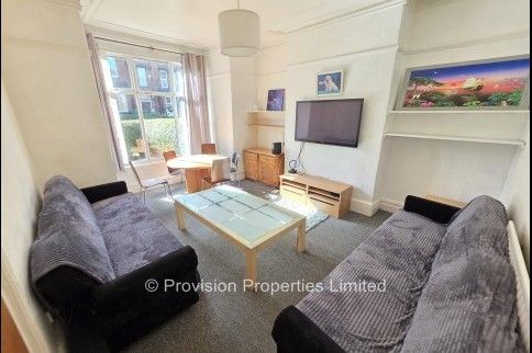 7 Bedroom Student Houses in Hyde Park - Photo 1