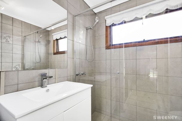 Refurbished two bedroom, two bathroom residence in prime location - Photo 1