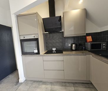 1 Bed Flat, Dickenson Road, M14 - Photo 3