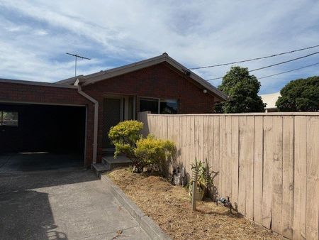 STYLISH, MOVE-IN READY HOME WITH COURTYARD & DOUBLE GARAGE - Photo 4