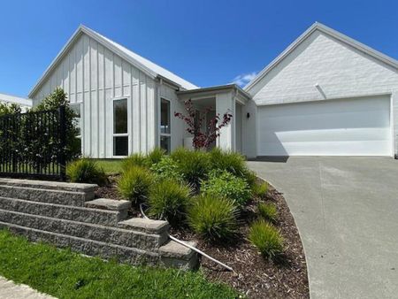 Contemporary family home - Photo 2