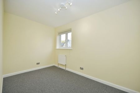 Brand New Refurbished House Close to Train Station & Shops - Photo 2