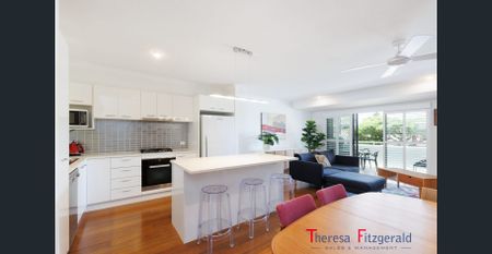 Spacious Two Bedroom, Two Bathroom Apartment with Courtyard - Photo 2