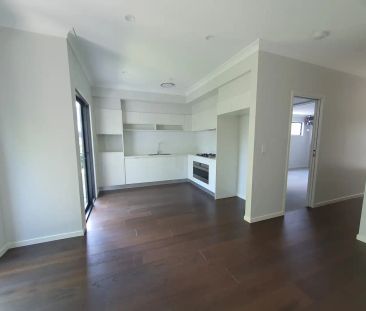 “NEAR NEW STYLISH TOWNHOUSE IN CENTRAL OF STAFFORD” - Photo 1