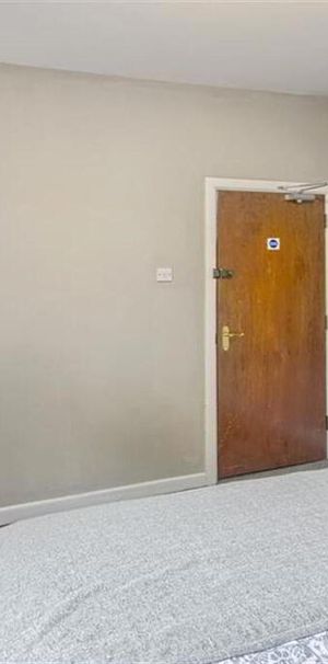 Room 2, 157 University Street, Belfast, BT7 1HR - Photo 1