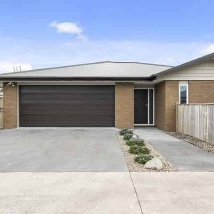 Modern 4 Bedroom Home In Westown - Photo 4