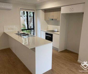 3 BEDROOM TOWNHOUSE - Double Garage, Air Cons, Pets Welcome - Photo 3