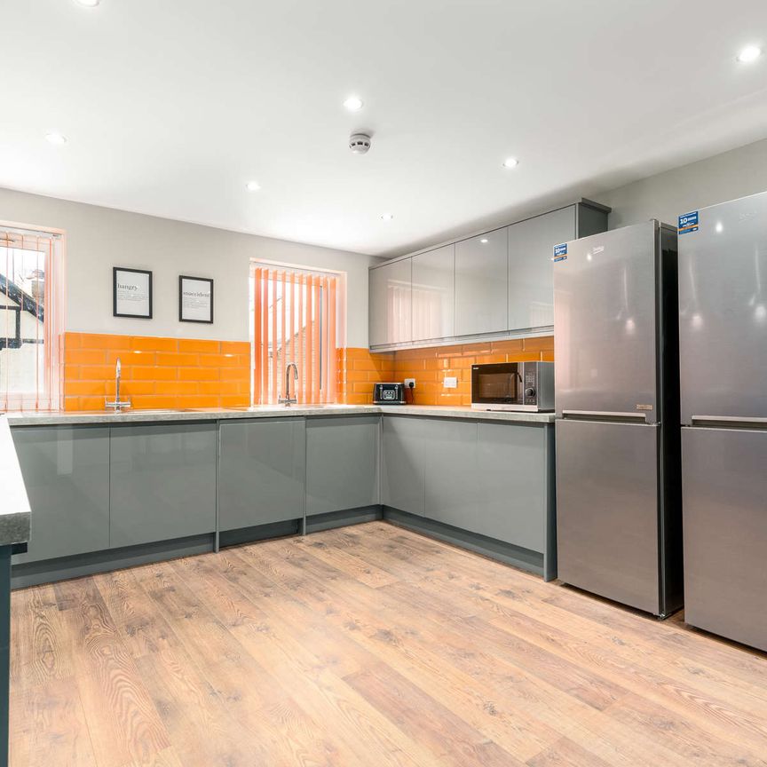 OX Living is proud to present this high-quality 6-bedroom co-living property, perfect for working professionals looking for stylish, stress-free living. Room 2 - Photo 1