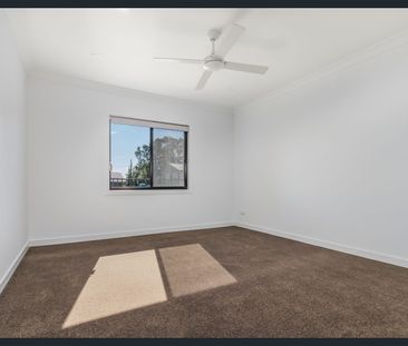 Modern living awaits in Holland Park! - Photo 4