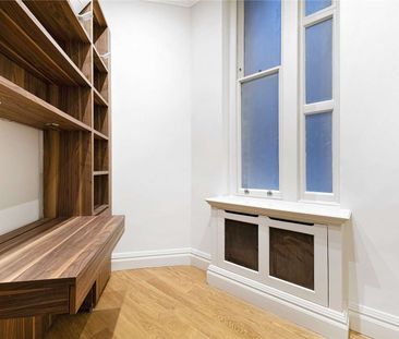 A beautifully newly redecorated lateral apartment set in this well regarded portered building. - Photo 1