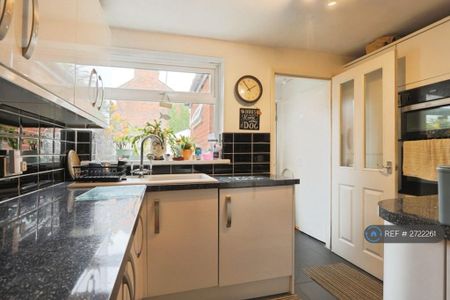 3 bedroom terraced house to rent - Photo 5