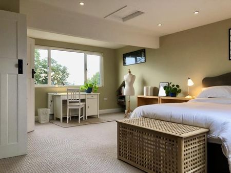 Large peaceful ensuite attic room with kingsize Loaf bed - Photo 3