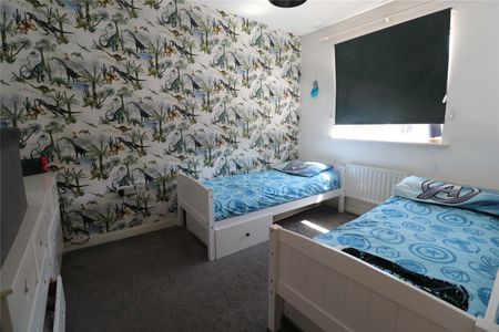 Robinson Way, Northfleet, Gravesend, DA11 9AB - Photo 2